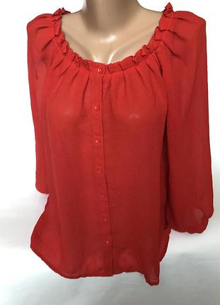 Красива червона блуза