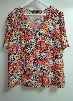 Натуральна блуза на гудзиках у квітах 18/52-54 розміру
