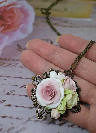 Кулон с нежными цветами