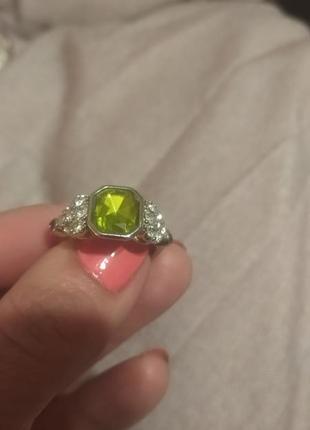 Красивое кольцо avon с зеленым камнем 18р2 фото