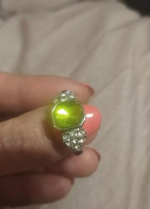 Красивое кольцо avon с зеленым камнем 18р3 фото