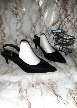 Черные закрытые босоножки лодочки на средних каблуках