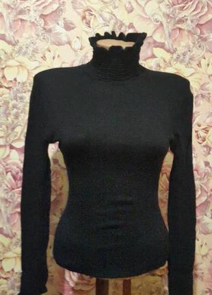 Чорний гольф з рюшою