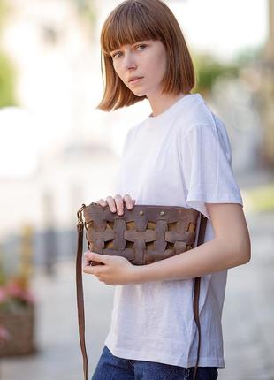 Женская кожаная плетеная сумка клатч через плечо кросс-боди из натуральной кожи размер s темно-коричневая7 фото