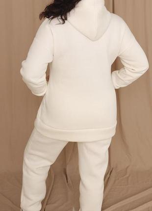 Гарний молочний жіночий костюм худі та джогери на флісі великого розміру3 фото