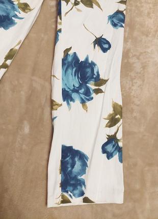 Оригинальные белые штаны джинсы с синими розами брюки цветочный принт3 фото