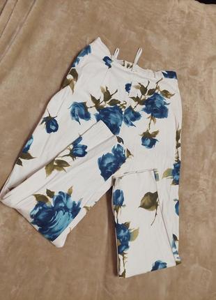 Оригинальные белые штаны джинсы с синими розами брюки цветочный принт4 фото