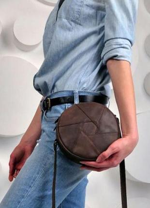 Женская кожаная круглая сумка через плечо кросс-боди из натуральной кожи темно-коричневая6 фото