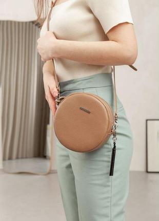 Жіноча шкіряна кругла сумка через плече крос-боді з натуральної шкіри світло-біжева6 фото