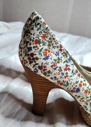 Надпрекрасні квіткові туфлі краплі tamaris на каблуку шкіра катон бавовна7 фото