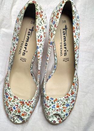 Сверхпрекрасные цветочные туфли капли tamaris на каблуке кожа катон хлопок.2 фото