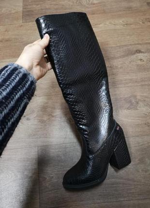 Кожаные сапоги -трубы из  матовой кожи черного цвета с текстурой питон на каблуке8 фото