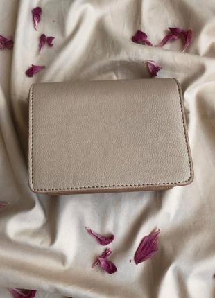 Жіноча маленька бежева сумка на ланцюжку через плече 🆕 невеличка сумка10 фото