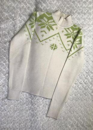 Белый свитер