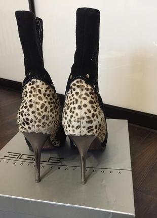 Замшевые ботинки на высоком каблуке с леопардовыми вставками3 фото