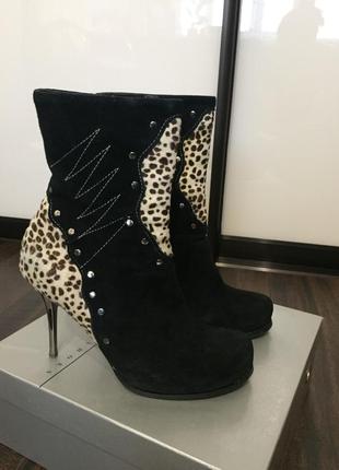 Замшевые ботинки на высоком каблуке с леопардовыми вставками5 фото