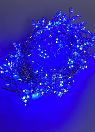 Новорічна гірлянда мідна на ялинку у формі гілочок на дереві колір синій4 фото