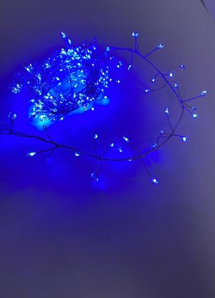 Новорічна гірлянда мідна на ялинку у формі гілочок на дереві колір синій8 фото