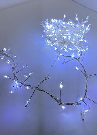 Новорічна гірлянда мідна на ялинку у формі гілочок на дереві колір білий холодний6 фото