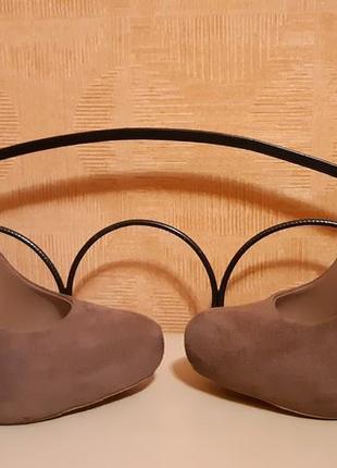 Темно бежевые замшевые туфли на золотой шпильке в стиле casadei2 фото