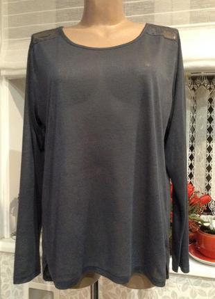 Тоненька, ніжна і дуже мила футболочка.