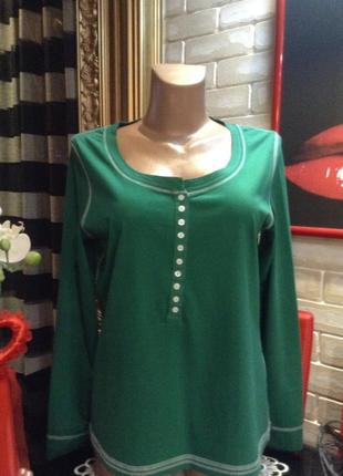 Футболка зеленая с красивой строчкой отделкой