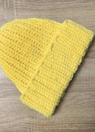 Велюровая шапка ручной работы желтого цвета