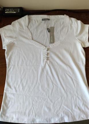 Белая футболка с фигурным вырезом