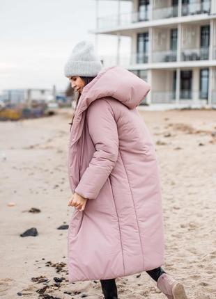 Очень теплая объемная пудровая зимняя куртка с ремешком4 фото