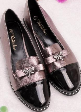 Балетки лоферы черные с бронзовым с бантиком