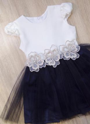 Оригінальна вишукана та проста сукня з фатином