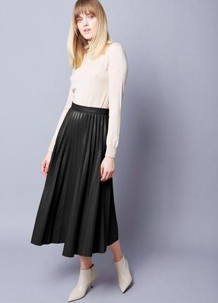 В наявності спідниця-плесування