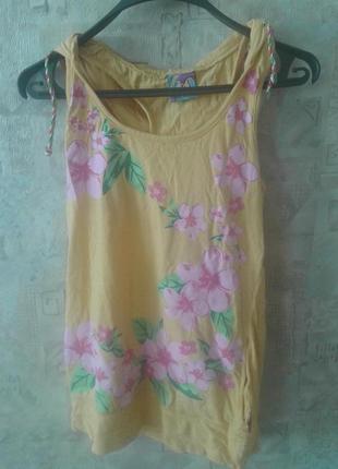 Оригінальна яскрава футболка з капюшоном