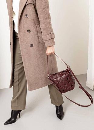 Женская кожаная плетеная сумка через плечо кросс-боди из натуральной кожи размер м бордовая6 фото