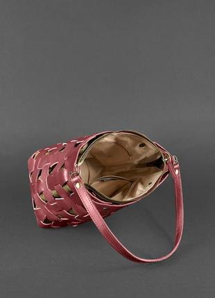 Женская кожаная плетеная сумка через плечо кросс-боди из натуральной кожи размер м бордовая2 фото