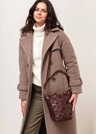Женская кожаная плетеная сумка через плечо кросс-боди из натуральной кожи размер м бордовая5 фото
