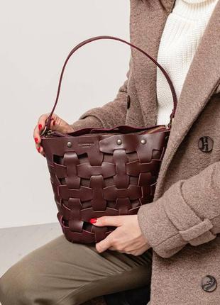Женская кожаная плетеная сумка через плечо кросс-боди из натуральной кожи размер м бордовая8 фото