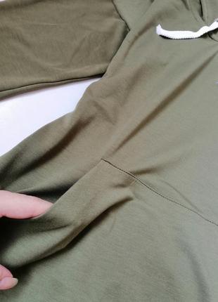 Крута подовжена сукня худі довжини міді з капюшоном кенгуру кишеня плечовий шов приспущений від шва4 фото
