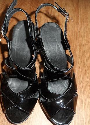 Босоніжки, натуральна лакована шкіра.одягнені один раз.