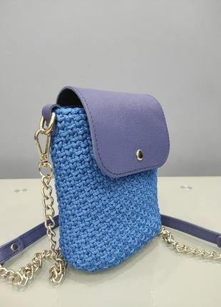 Синяя вязаная сумочка с кожаними деталями. маленькая сумка кросс-боди цепочке с кожаной частью.