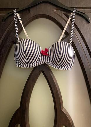Шикарний, базовий, бюстгальтер, в полосочку, в червоний, бантик, по середині, від бренду:h&m 🌹