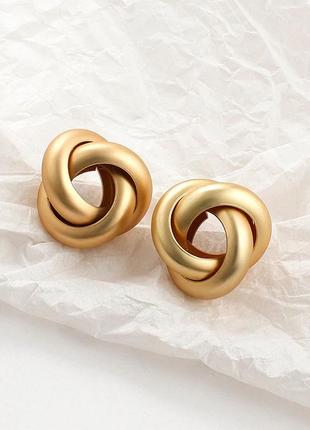 Стильные серьги в матовом золоте