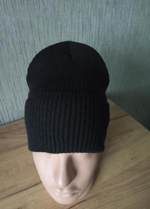 Молодежная мужская вязаная шапка шапочка с отворотом на микрофлисе средней плотности черная5 фото