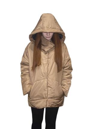 Женская куртка зефирка куртка-покрывало на заклепках с глубоким капюшоном оверсайз зимняя тепла удлиненная сзади мокко1 фото