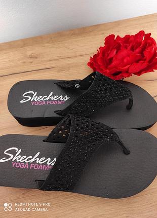 Шльопанці від shechers