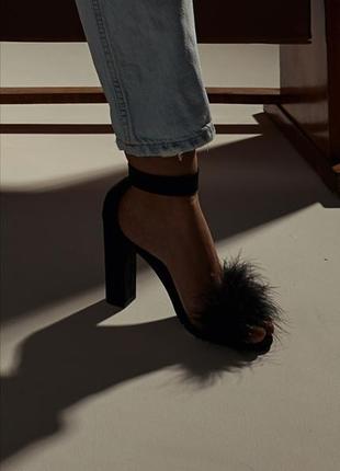 Босоніжки босоножки жіночі середній каблук чорні відкриті з пір'ям страуса женские туфли чёрные страусиные перья толстый каблук замшевый с перьями2 фото