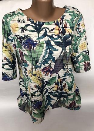 Красивая уплотнённая футболка