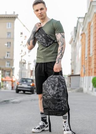 Рюкзак intruder чорного кольору з сірим малюнком камуфляж