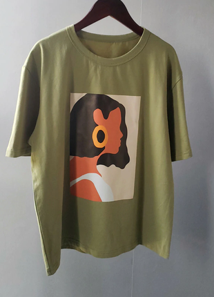 Новая стильная футболка оливковая с принтом, стиль zara