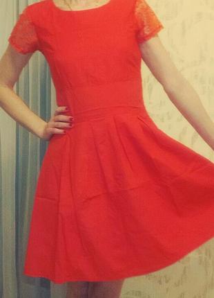 Платье с кружевной спинкой